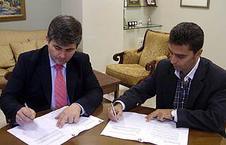 Fernando Ruiz firma el acuerdo con Roberto Casares