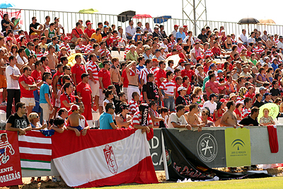 Aficionados rojiblancos en el primer desplazamiento a Sevilla (LUIS F. RUIZ)