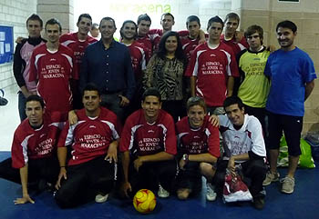 Integrantes del equipo de fútbol sala con los concejales de Juventud y Deportes