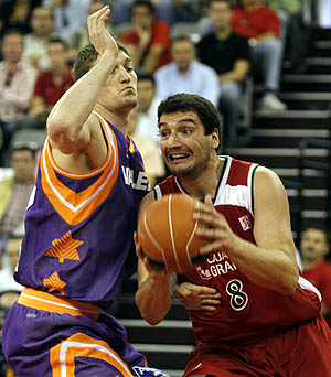 Jesús Fernández en el choque ante Valencia (ACBMEDIA)