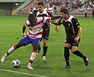 El rojiblanco Nyom en el choque ante la UD Marbella (LUIS RUIZ)