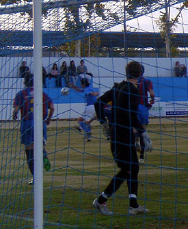 Una acción del derbi jugado en Maracena (LÁZARO)