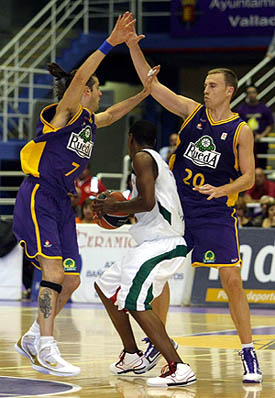 Hunter entre dos jugadores de Valladolid (ACBMEDIA)