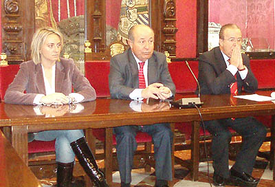 Juan Antonio Mérida junto a Marifrán Carazo y José Torres Hurtado (GRJ)