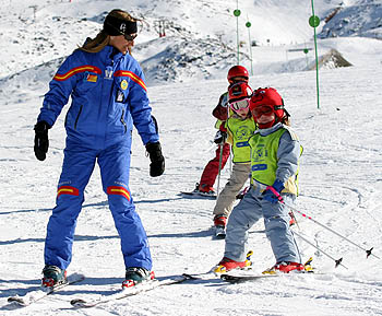 Una monitora de esquí en Sierra Nevada con sus alumnos