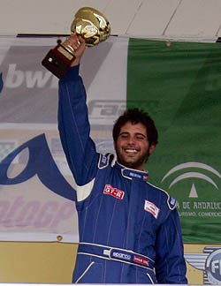 Enrique Cirre levanta el trofeo de campeón (GRJ)