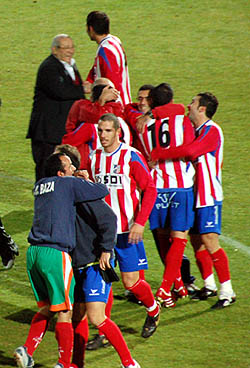 Los jugadores celebrando la primera victoria 