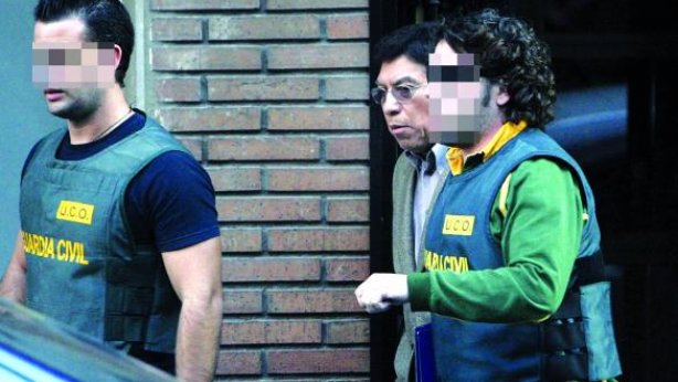 Agentes de la Guardia Civil, junto al médico Walter Viru, durante el arresto 