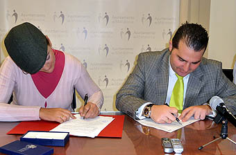 Olga Chueva y Noel López firman el acuerdo de colaboración