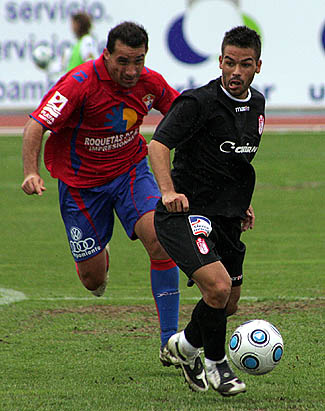 Felipe controla el balón perseguido por Sierra (LUIS RUIZ)