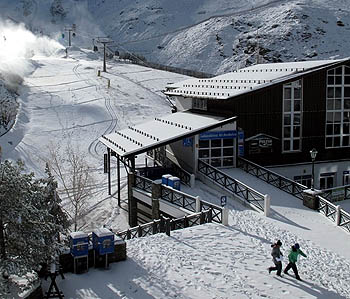 Cañones de nieve funcionando en la pista del Río (CETURSA)