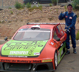Enrique Cirre junto a su cohe en Véjer de la Frontera