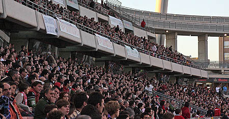 El último encuentro del Granada CF reunió a casi 14.000 aficionados (LUIS F. RUIZ)