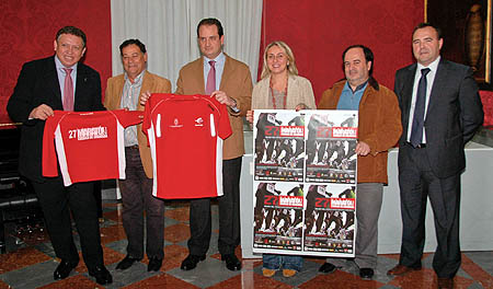 Marifrán Carazo junto a las distintas autoridades en la presentación de la Media Maratón