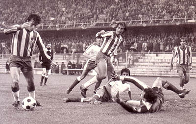 3 de diciembre de 1978, jornada trece, Granada 2 Algeciras 1. José Luis regatea la salida del portero algecireño y deshace el empate a uno.  En la foto están también Insfrán y Serrano