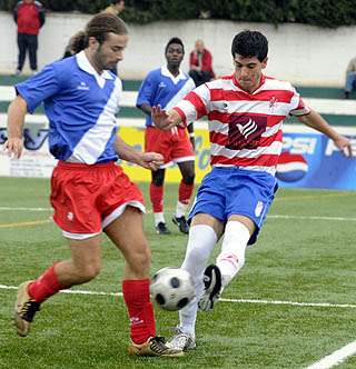 Una acción del Granada B ante el At. Zubia (ARCHIVO)