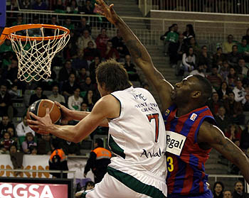 Ingles en una entrada a canasta ante el FC Barcelona (ACBMEDIA)