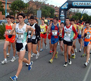 El atleta accitano Alberto Amezcua en la salida de la prueba (GRJ)