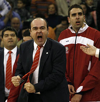Trifón Poch gesticulando desde el banquillo (ACBMEDIA)