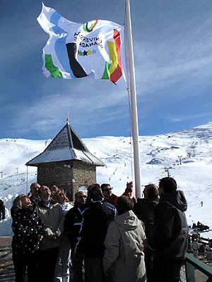 Izada de la bandera de la Universiada 2015 en Pradollano