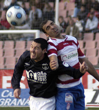 Cámara, que regresó al once inicial, busca el balón (P. AYALA)