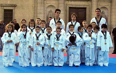 Alumnos de la escuela municipal de Taekwondo de Santa Fe (GRJ)
