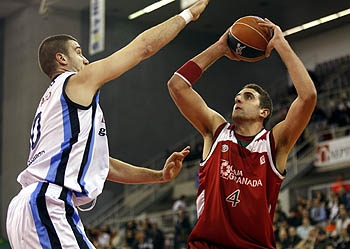 Juan Pedro Gutiérrez en una acción ante el Lagun Aro (ACBMEDIA)