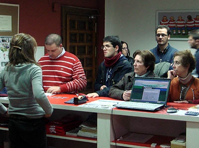 Aficionados del Granada CF obteniendo su carnet de media temporada