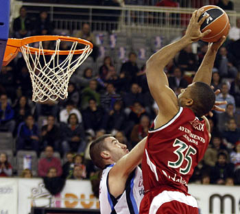 Richard Hendrix en el choque ante Lagun Aro (ACBMEDIA)
