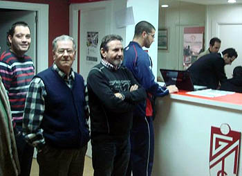 Aficionados del Granada CF ayer en la sede de Recogidas, 35 