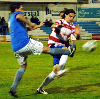 Berrocal en una acción del partido en Maracena (GRANADACF.ES)