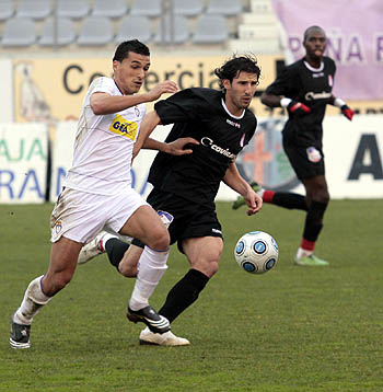Diego Mainz persigue a un jugador del Real Jaén (DIARIO JAÉN)