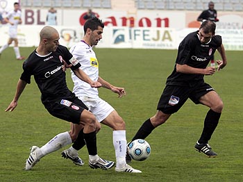 Dani Benítez y Cámara intentan frenar a un rival (DIARIO JAÉN)