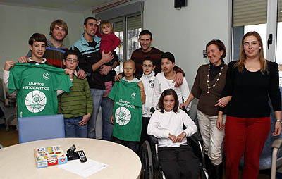 Stefansson, Aguilar y Gianella rodeados por los niños y sus familiares