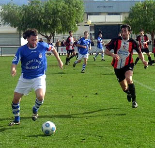 Dani acude a presionar a un jugador del Alhaurino (LÁZARO)