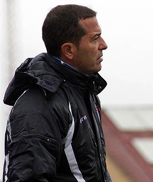 Tomé observa el juego del equipo desde la banda (LUIS RUIZ)