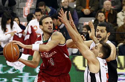 El base Nico Gianella ante dos jugadores del CB Murcia (ACBMEDIA)