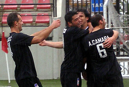 Los jugadores celebran el tanto de Diego Mainz (UNIONESTEPONA.COM)