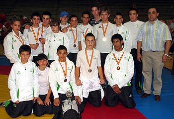 Equipo infantil de lucha de Maracena con las medallas (GRJ)