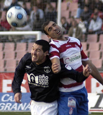 Cámara lucha por un balón ante un jugador del Caravaca (AYALA)