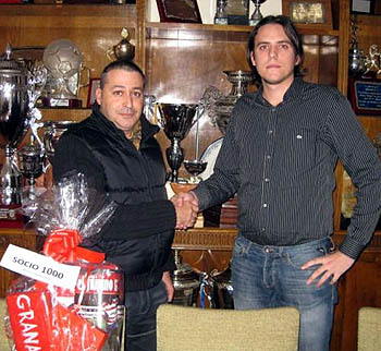 Antonio José López, socio número mil, junto a Juande Ruiz 