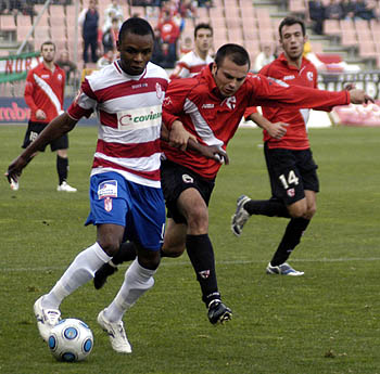 Kitoko tuvo un debut gris con la camiseta rojiblanca (PACO AYALA)