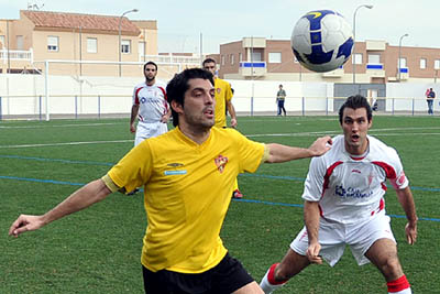 Pacheco presiona a un jugador del San Isisdro (E. SALMERÓN)