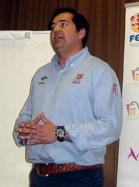 El malagueño Paco Aurioles durante una conferencia