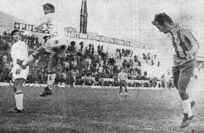 Recorte de Ideal de 30/12/71. Juárez consigue el 2-0 frente al Sevilla (GRJ)