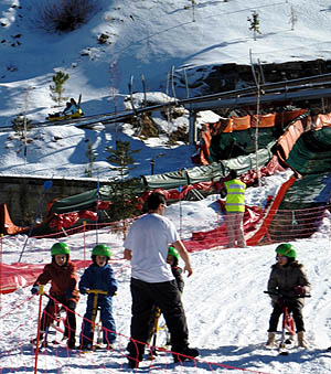 Niños disfrutando de la nieve en la Fuente del Mirlo (GRJ)