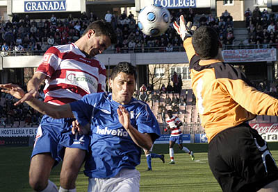 Joselu, principal novedad en la alineación, remata de cabeza (PACO AYALA)