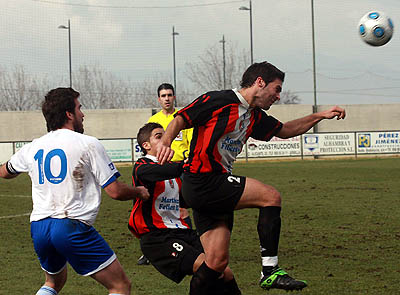 Los locales Iñaki y Navarro con el santaferino Luis Torres