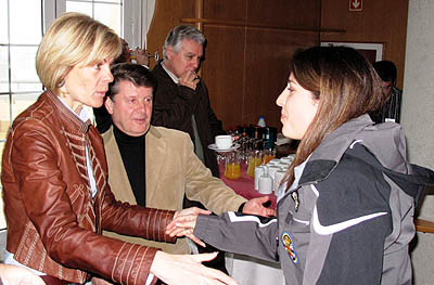 Carolina Ruiz, junto a la  directora de Sierra Nevada antes de partir a Vancouver