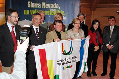 Los presidentes de las diputaciones andaluzas con la bandera de la Universiada